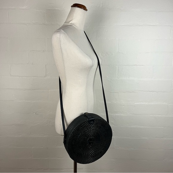 Wicker Crossbody Bag Vintage Style Lined interior Black circular Bag Clasp Close - Picture 9 of 17